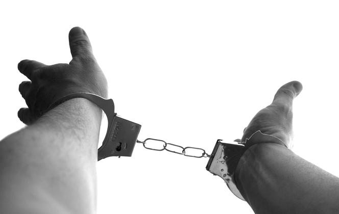 Urzędnik z Pragi-Północ miał posiadać i rozpowszechniać dziecięcą pornografię