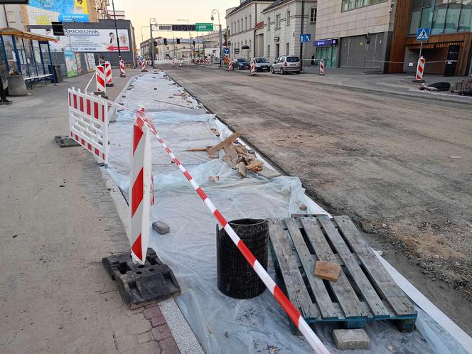 Na ul. Armii Krajowej powstaje już nowa nawierzchnia. Jej skrzyżowanie z ulicami Wojskową i Piłsudskiego zostanie zamknięte na kilka dni.