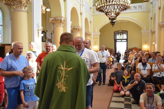 Zmęczeni, ale duchowo mocni. Lubelscy pątnicy mają przed sobą ostatnie 17 km by dotrzeć na Jasną Górę! ZDJĘCIA