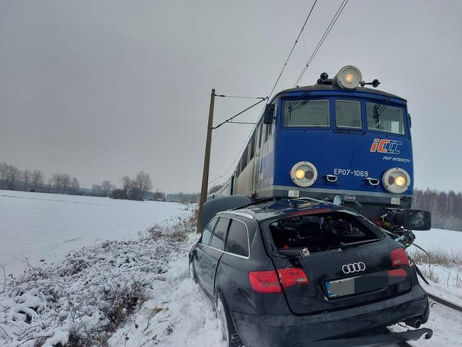 Zderzenie pociągu z samochodem w Charnowie. W wypadku ucierpiała jedna osoba