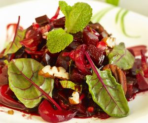 Duszona botwina w 20 minut - pyszna jarzynka z młodych buraków