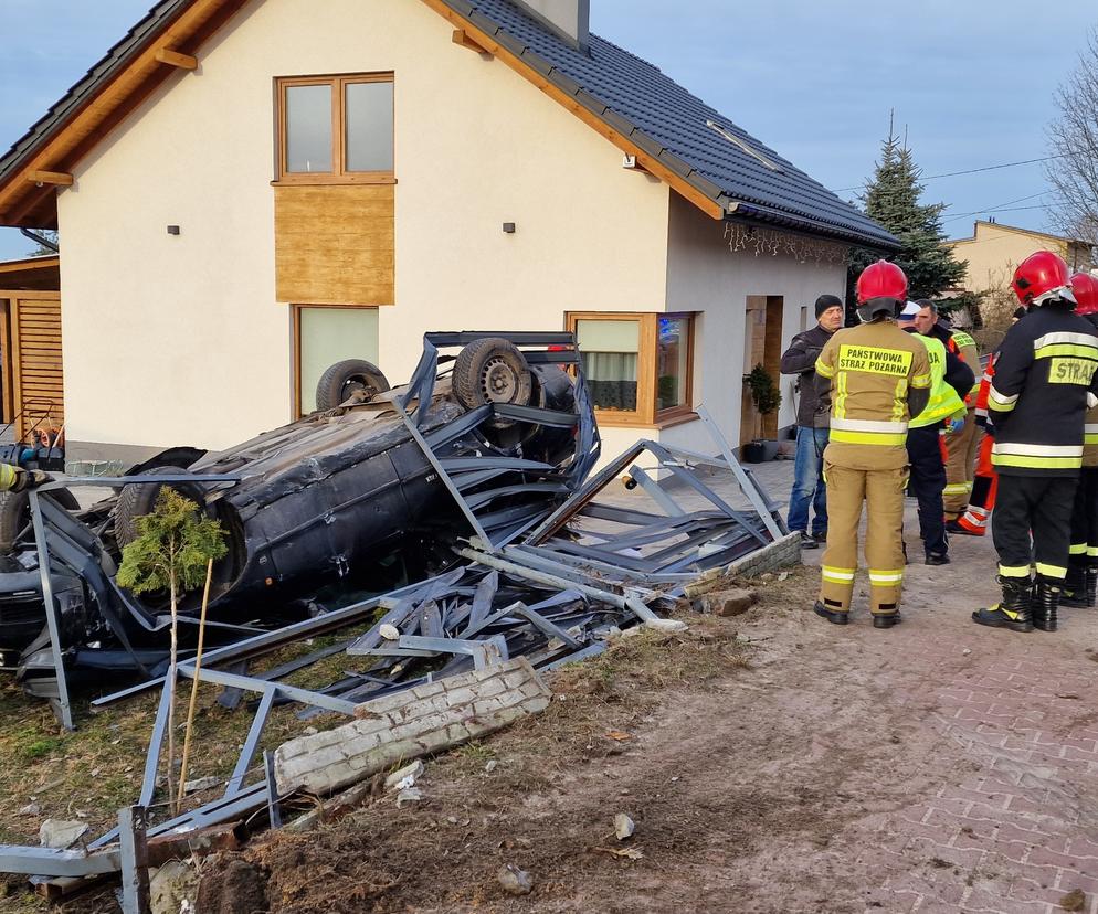 Wjechał w ogrodzenie i dachował!  Wypadek na ulicy Długiej w Starachowicach 