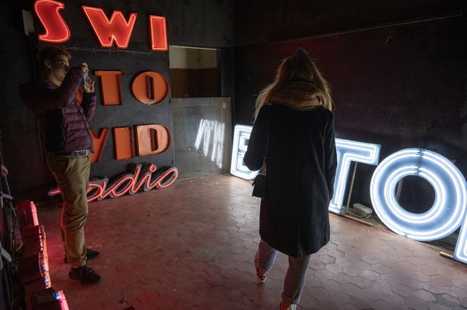 Bytomski neon wrócił do życia. To on witał podróżnych na bytomskim dworcu PKP