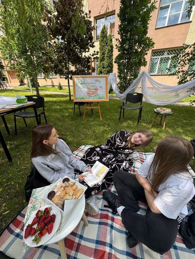 Czytanie na trawie w siedleckim Ekonomiku