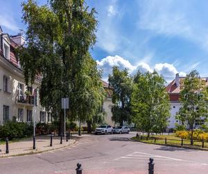 Osiedle Wyspiańskiego w Warszawie - zdjęcia. Z góry wygląda jak wielki wykrzyknik