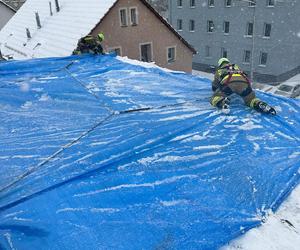 Wichury na Dolnym Śląsku. Silny wiatr zerwał dach z budynku, strażacy interweniowali 200 razy