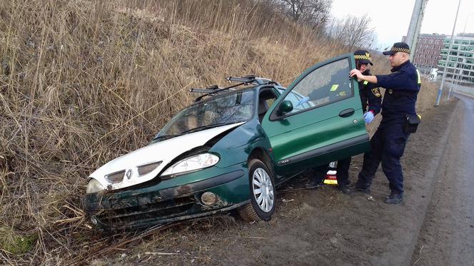 Kraków: Strażnicy miejscy znaleźli samochód leżący w rowie. W środku była zakrwawiona kobieta [ZDJĘCIA]