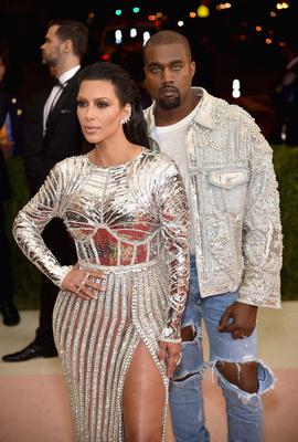 Kanye West - niebieskie oczy rapera zrobiły furorę na MET Gala 2016