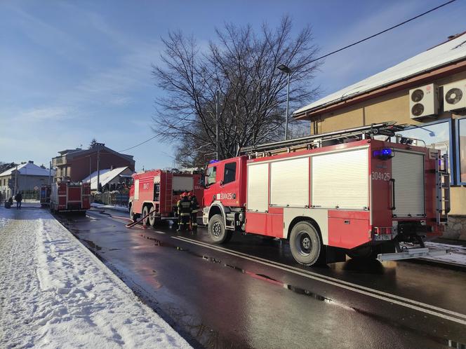 Kłęby dymu nad Krakowem! Pożar na ul. Malborskiej. Co się pali?