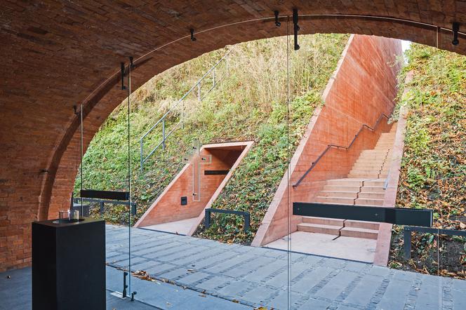 Muzeum Katyńskie – zestawienie cegły i barwionego na czerwono betonu