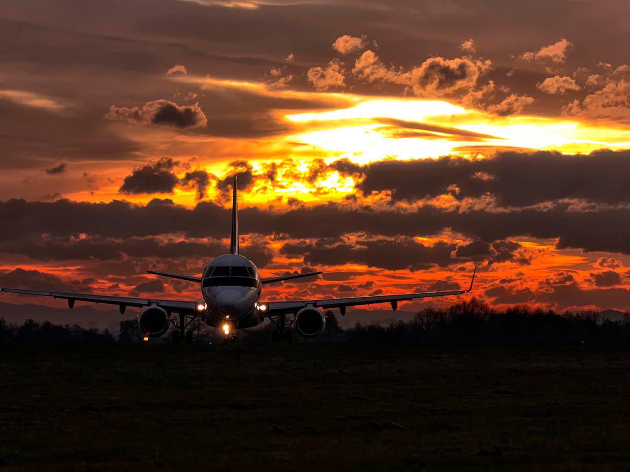 Zachód słońca nad lotniskiem w Balicach [ZDJĘCIE DNIA]