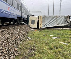 Zderzenie pociągu z ciężarówką. Skład PKP Intercity się wykoleił. Trwa akcja ratunkowa