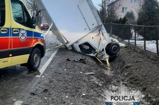 Bus wjechał do rowu i stanął w pionie