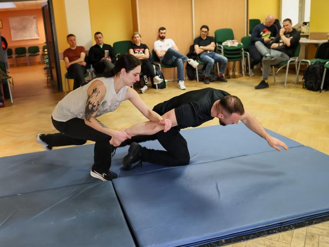 Odpowiedź na bandyckie ataki na ratowników medycznych w Warszawie. Przeszli ostre szkolenie