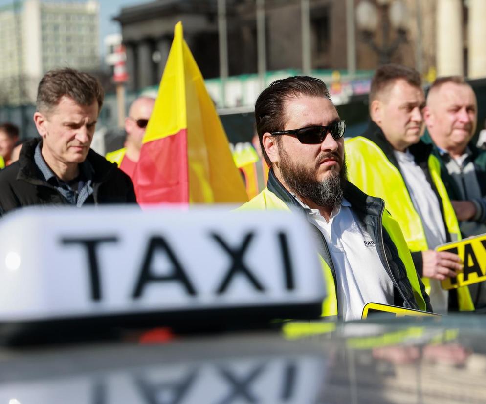 Protest taksówkarzy w samym centrum Warszawy. Kierowcy maszerowali przez ulicę