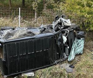 Dramat na drodze. Bus roztrzaskał się o barierki. Są ranni 