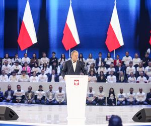 Konwencja KO w Gliwicach. Tusk, Trzaskowski, Protest związkowców i sprzedaż flag Polski i UE