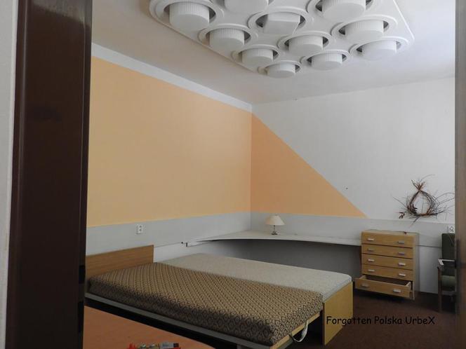 Pusta flaszka na stole, komputery i dziecięce zabawki w pokojach. Tajemniczy hotel na granicy polsko-czeskiej [ZDJĘCIA]