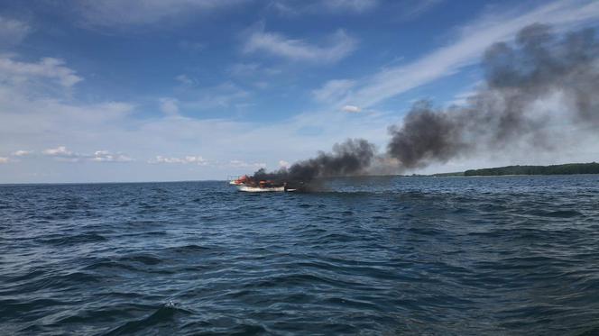 Pożar łodzi motorowej na Śniardwach! Trzy poparzone osoby, jedna ciężko ranna. "Cała łódź stała w ogniu" [ZDJĘCIA]