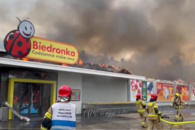 Kłęby czarnego dymu nad Słupskiem. Potężny pożar supermarketu [WIDEO, ZDJĘCIA]