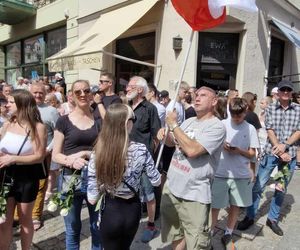Marsz Milczenia dla Klaudii w Toruniu. „Niech nasza cisza przemówi głośniej niż słowa” [RELACJA NA ŻYWO]