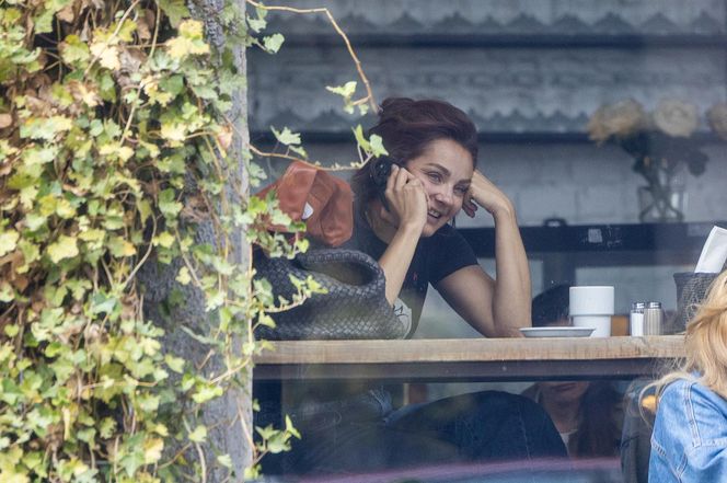 Małgorzata Socha stroi miny przy bajglu