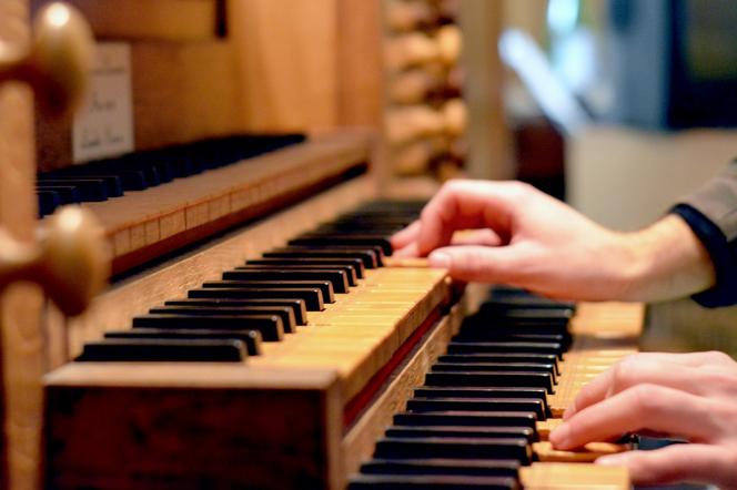Muzyka kościelna organy fortepian pianino klawisze koncert