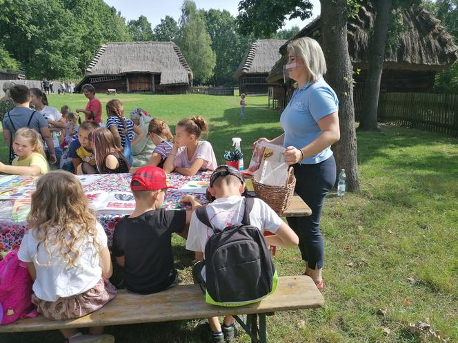 Warsztaty ludowej wycinanki w radomskim skansenie