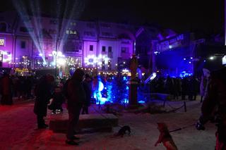 Świąteczne iluminacje w Olsztynie zachwycają. Prawdziwą „gwiazdą” jest choinka na starówce [ZDJĘCIA]