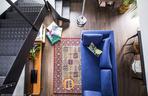 Granatowa sofa  na orientalnym dywanie w salonie