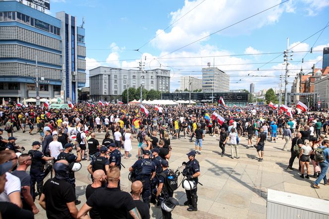 Protest przeciwko imigrantom.Tysiące kibiciów na ulicach Katowic