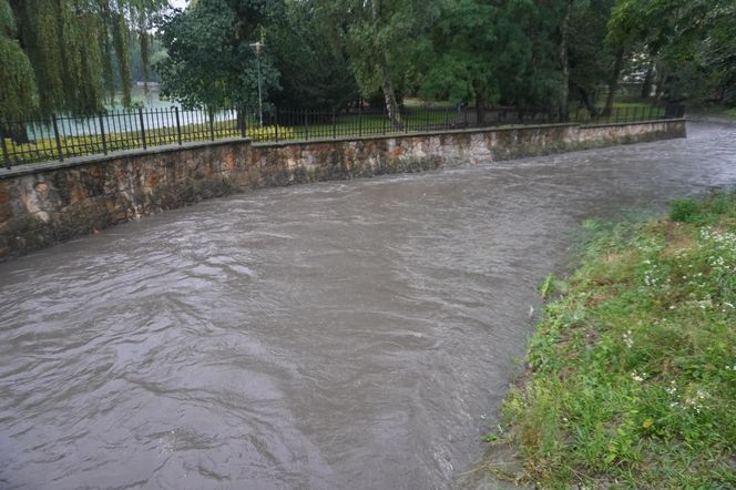 Rzeka Silnica w Kielcach w czasie ulewy