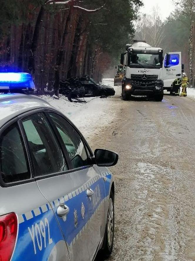 Owadów. 21-latek zginął w wypadku! Jego opel zderzył się z ciężarowym mercedesem [ZDJĘCIA]