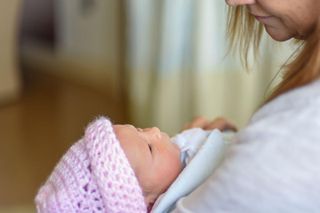 Dlaczego noworodki wolą być noszone przez mamy. Położna: to się zaczyna już w I trymestrze