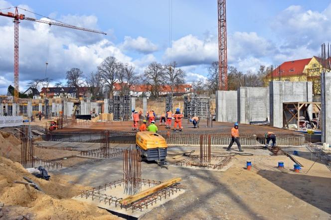 Ekipa budowlana na Stadionie Miejskim w Szczecinie pracuje głównie przy budowie trybuny północnej 