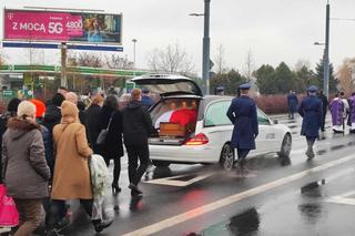  Wrocław. Ostatnie pożegnanie policjantów zastrzelonych na służbie. Wasz tata jest bohaterem
