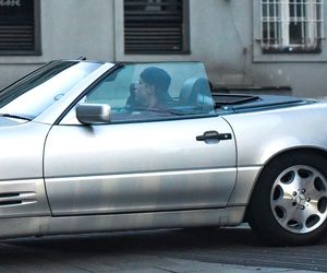 Maciej Zakościelny głaszcze kołdrę po rozwodzie