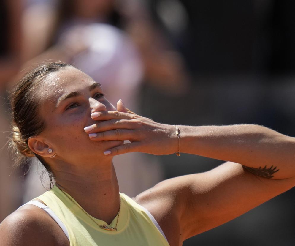 Aryna Sabalenka w towarzystwie tajemniczego mężczyzny na torze Formuły 1. Tenisistka aż promienieje