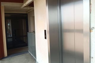 Na Tysiącleciu w Katowicach windy zatrzymują się na każdym piętrze