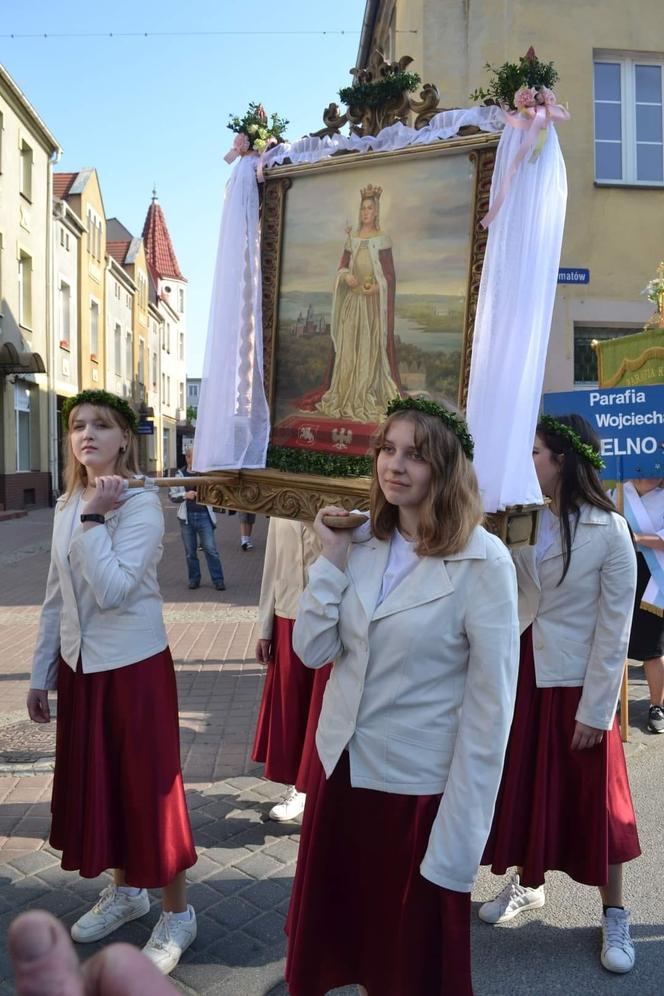 "Taniec" feretronów  podpija sieć! Czym jest kaszubski pokłon?