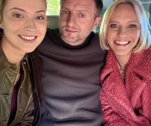 M jak miłość nowy sezon po wakacjach 2025. Dorota (Iwona Rejzner), Bartek (Arkadiusz Smoleński), Natalka (Dominika Suchecka) na planie