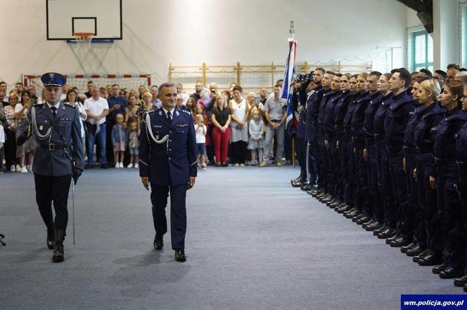Ślubowanie nowych policjantów w Olsztynie. W szeregi wstąpiło 47 funkcjonariuszy [ZDJĘCIA]