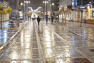 Ostrzeżenia pogodowe dla województwa świętokrzyskiego. Wiatr, oblodzenie i kiepskie warunki na drogach