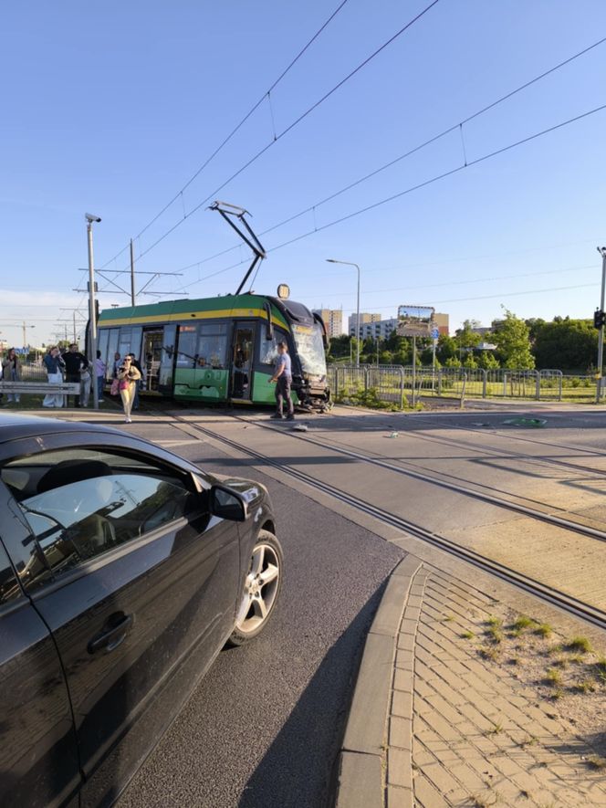 Zderzenie tramwaju i dźwigu