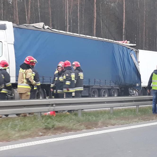 Łyski. Potężny karambol na S8. Osobówka została zmiażdżona