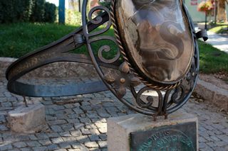  Pomnik Pierścienia w Sandomierzu - swiatowej stolicy krzemienia pasiastego