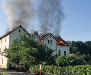 Ludzie uciekali w popłochu. Groźny pożar domu pod Kątami Wrocławskimi 