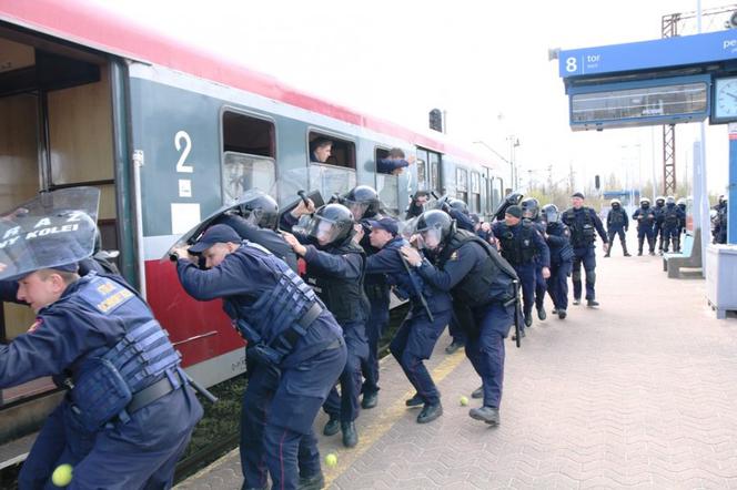 Policjanci z Oddziału Prewencji w Łodzi wspólnie z funkcjonariuszami Straży Ochrony Kolei mieli ćwiczenia na dworcu Kaliskim