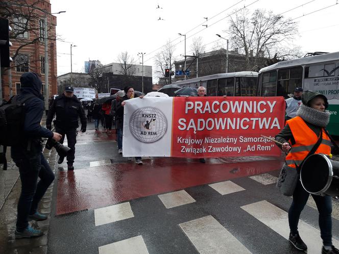 Protest pracowników sądów we Wrocławiu