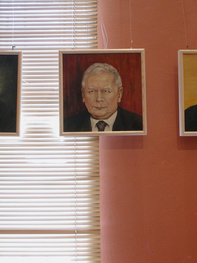 9. Portrety prezesa PiS na wystawie "35 twarzy Jarosława Kaczyńskiego"